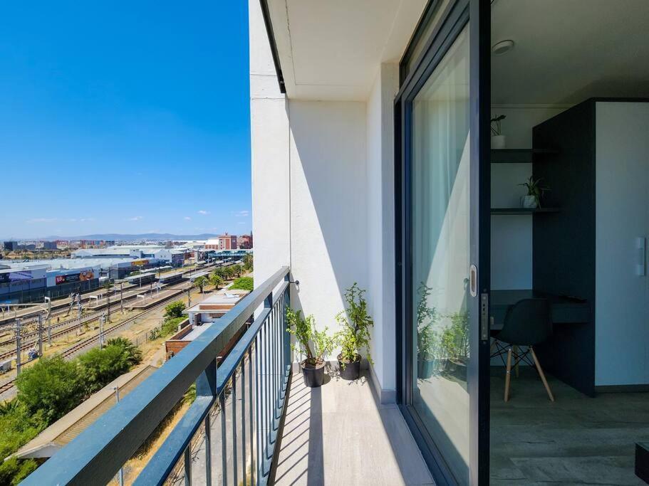 Stylish, Brand New, In Eclectic Area Le Cap