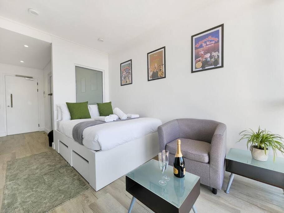 Stylish, Brand New, In Eclectic Area Appartement *