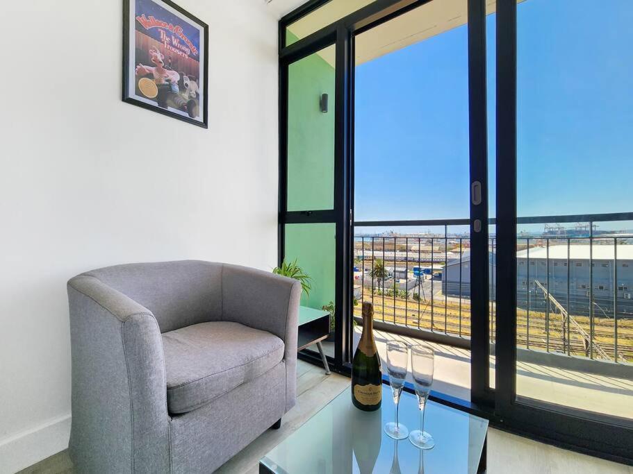 Stylish, Brand New, In Eclectic Area Appartement *