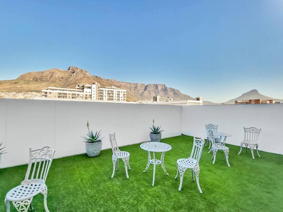 Stylish, Brand New, In Eclectic Area Appartement