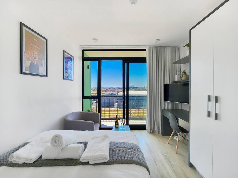 Stylish, Brand New, In Eclectic Area Appartement