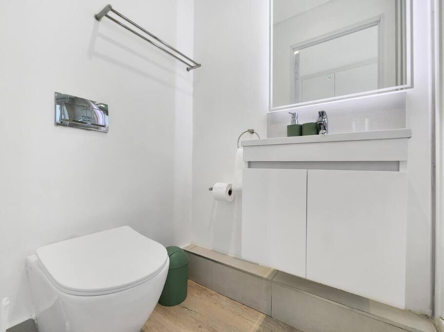Stylish, Brand New, In Eclectic Area Appartement